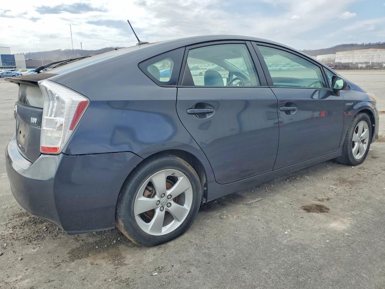 2010 Toyota Prius V - Image 3