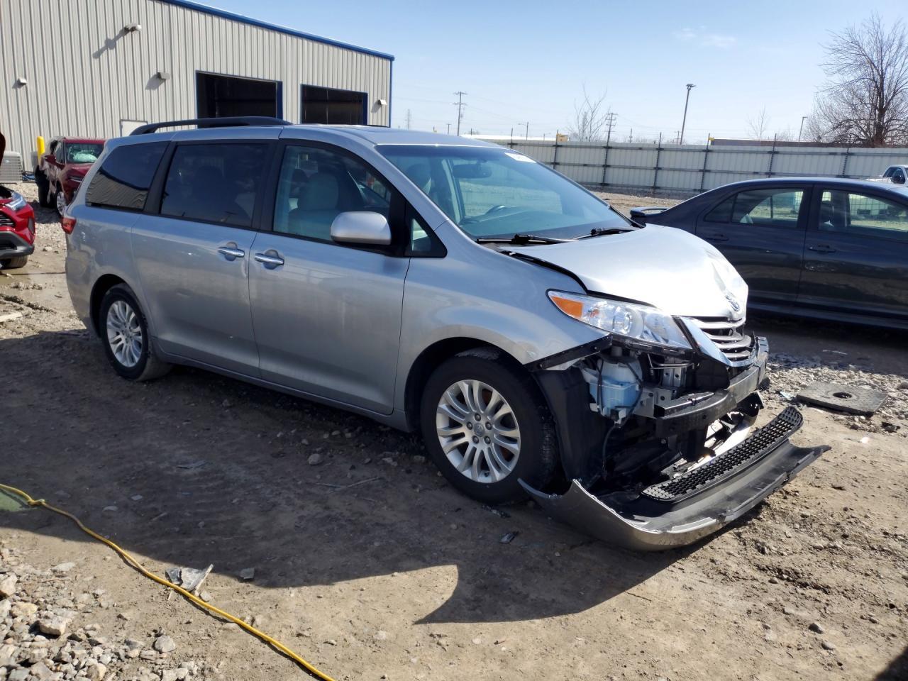 2017 Toyota Sienna Xle 8-Passenger - Image 4