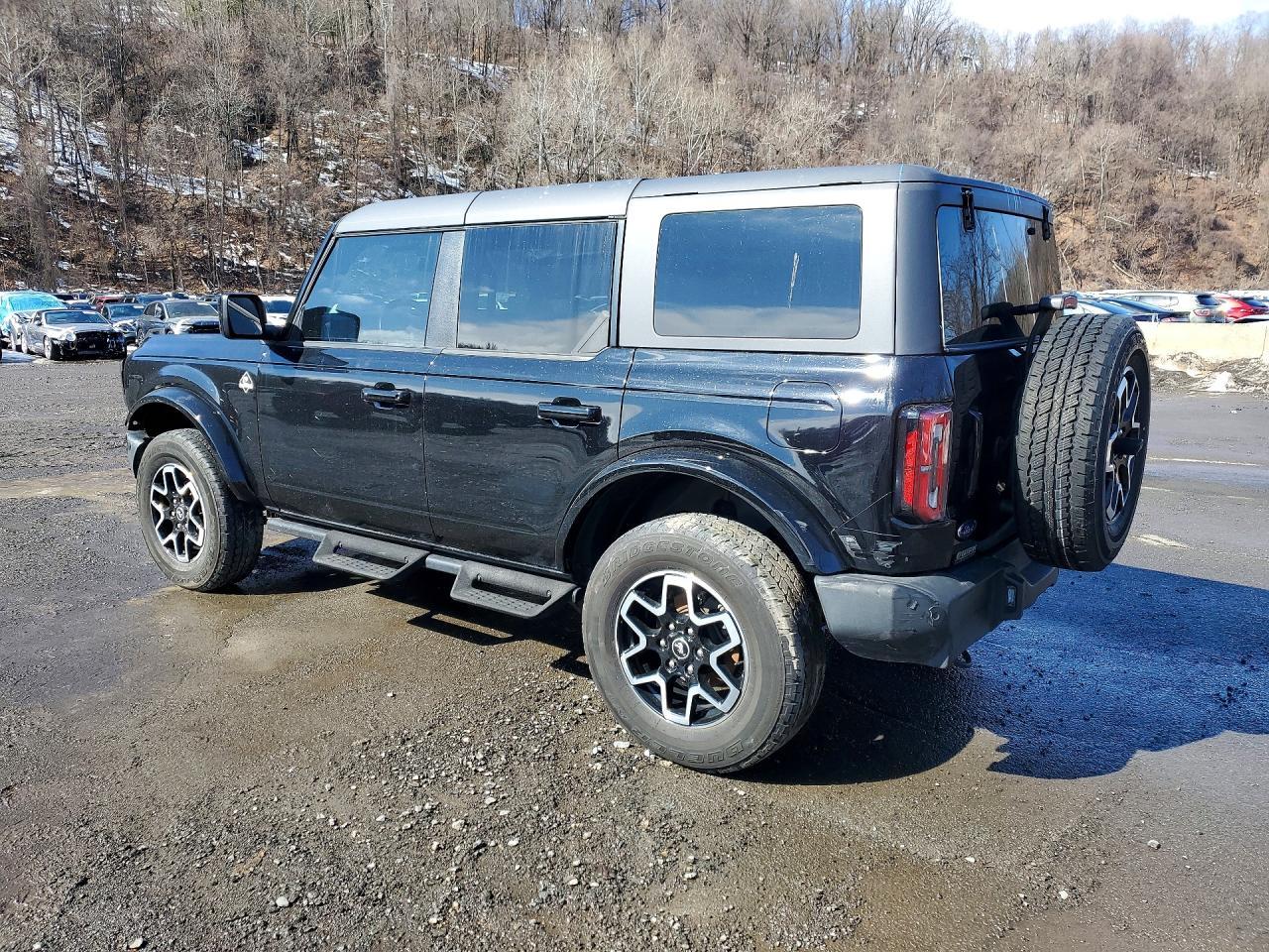 2024 Ford Bronco Outer Banks - Image 2