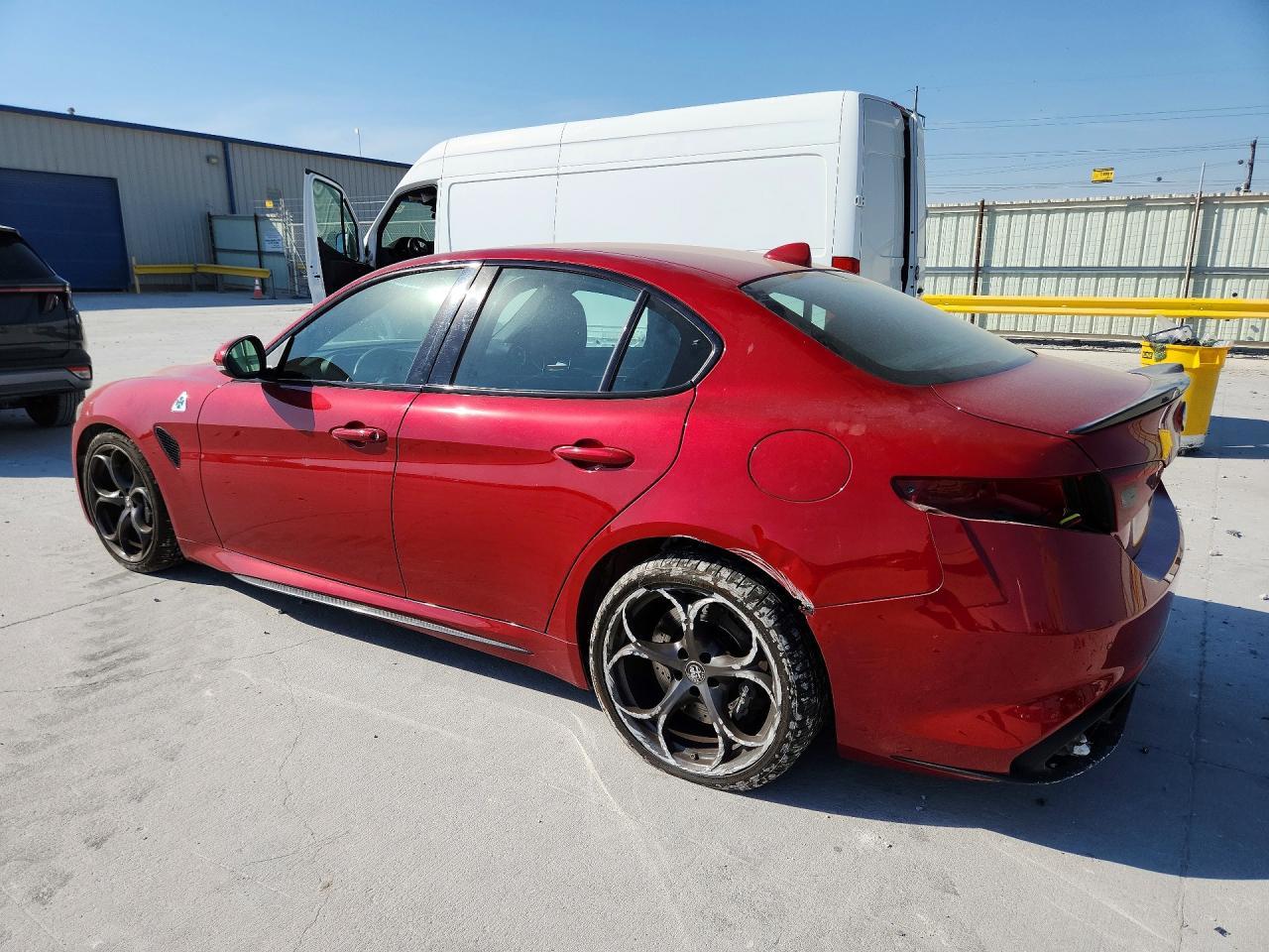 2017 Alfa Romeo Giulia Quadrifoglio - Фото 2