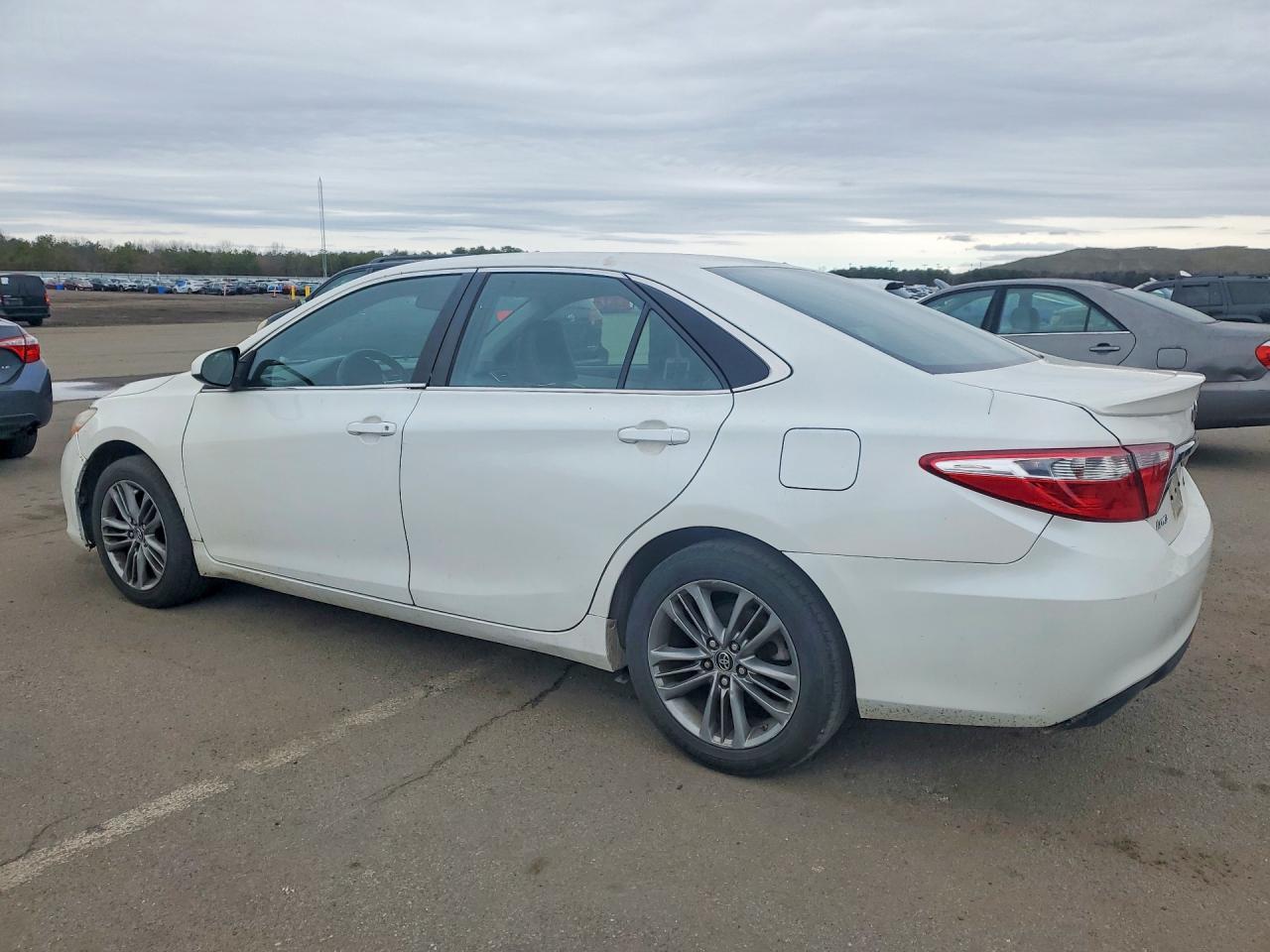 2015 Toyota Camry Se - Image 2