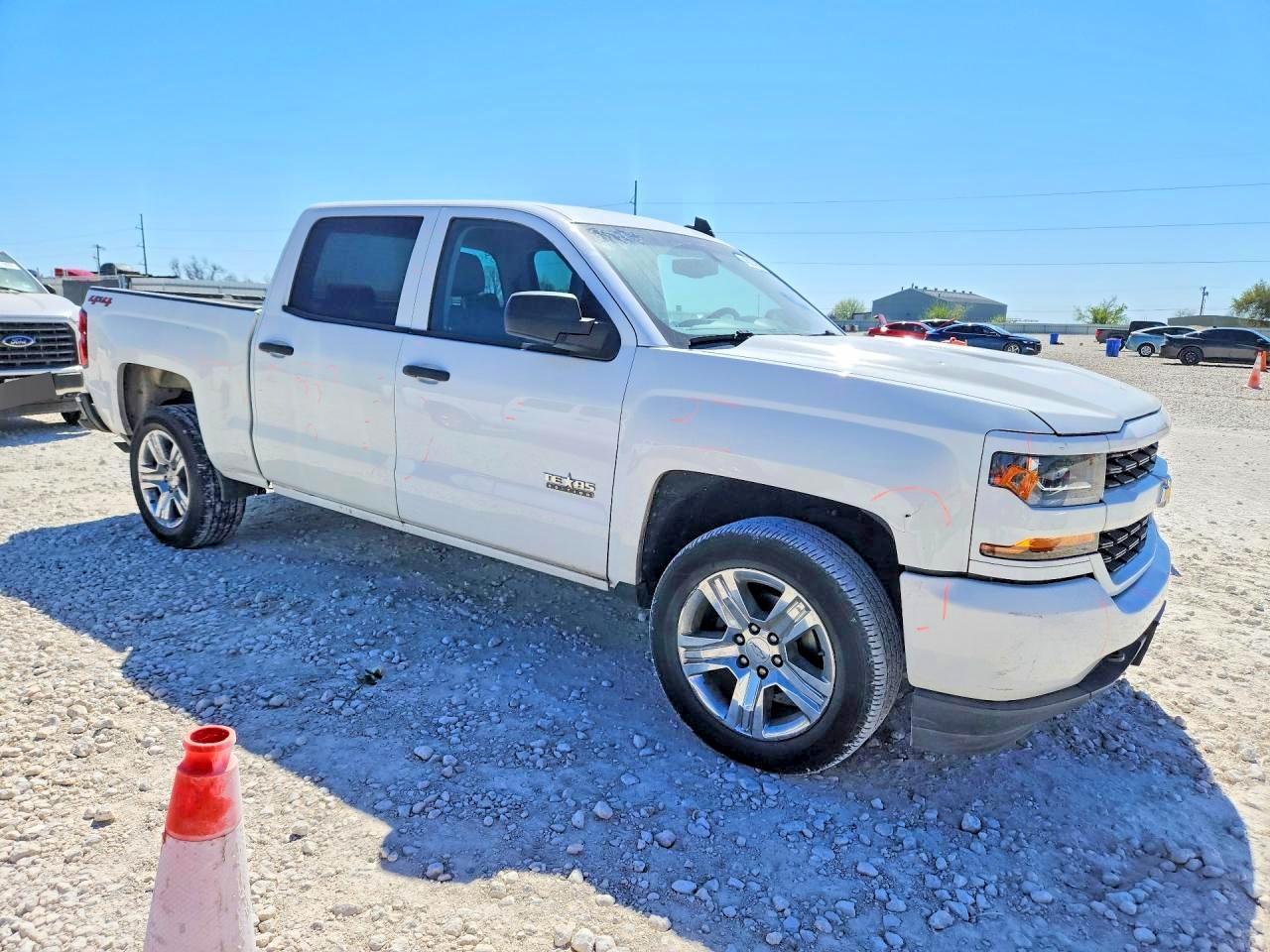 2018 Chevrolet Silverado K1500 Custom - Фото 4