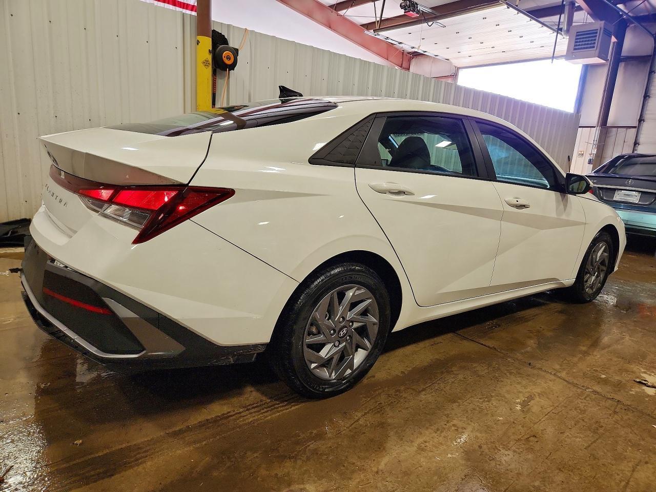 2024 Hyundai Elantra Sel - Image 3