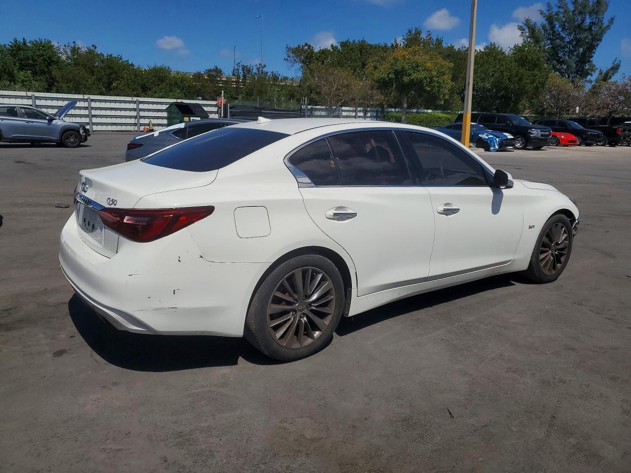 2018 Infiniti Q50 3.0T Luxe - Фото 3