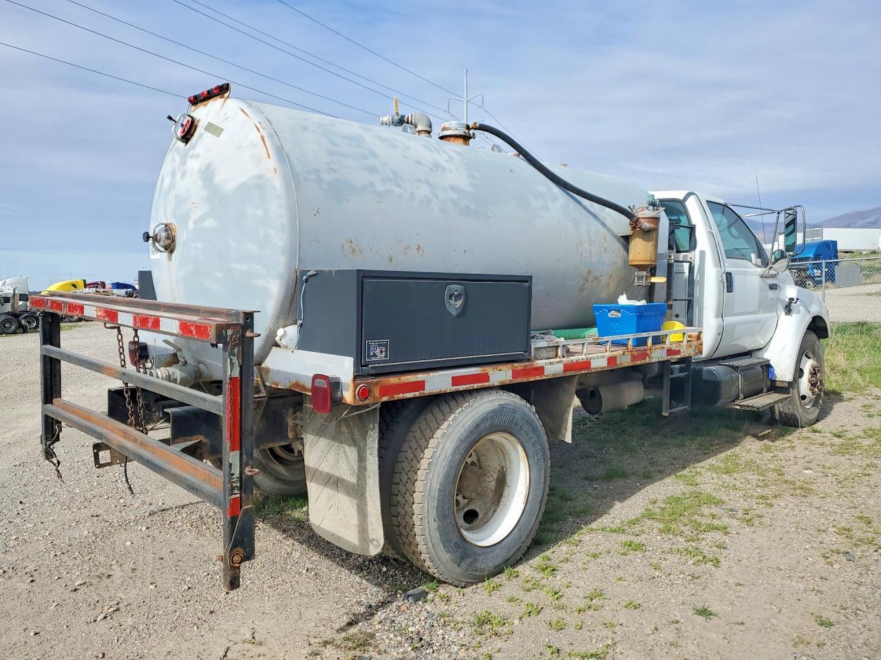 2007 Ford F750 Super Duty Tank Truck - Image 3