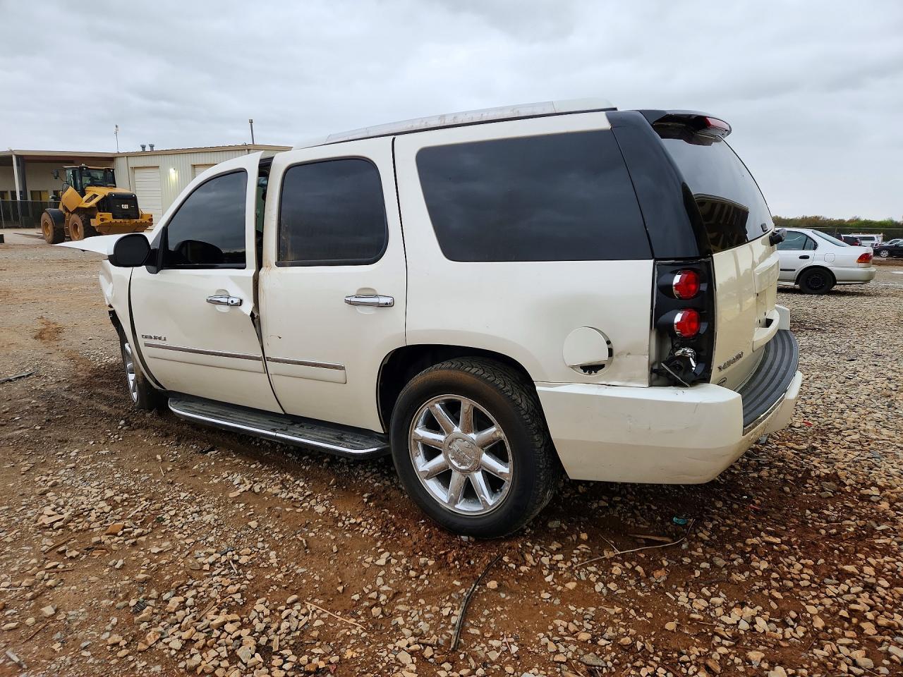2013 GMC Yukon Denali - Image 2