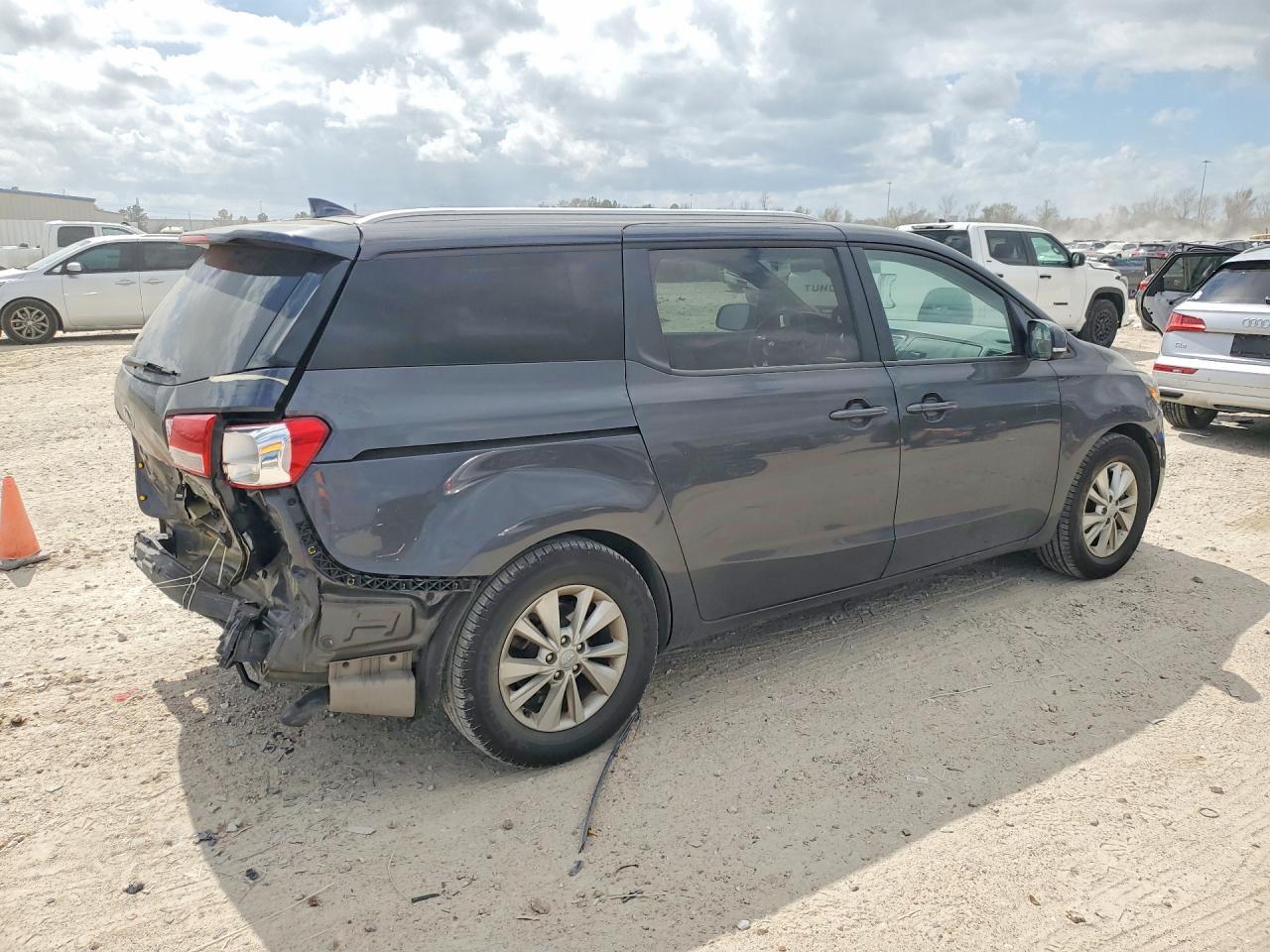 2016 Kia Sedona Lx - Фото 3