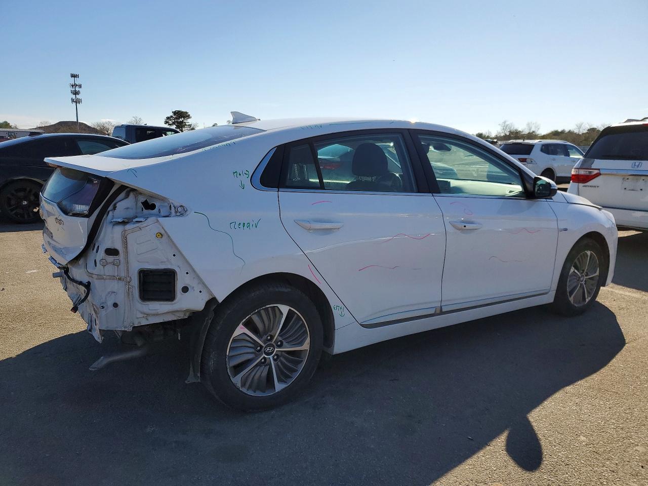 2020 Hyundai Ioniq Plug-In Hybrid Sel - Image 3