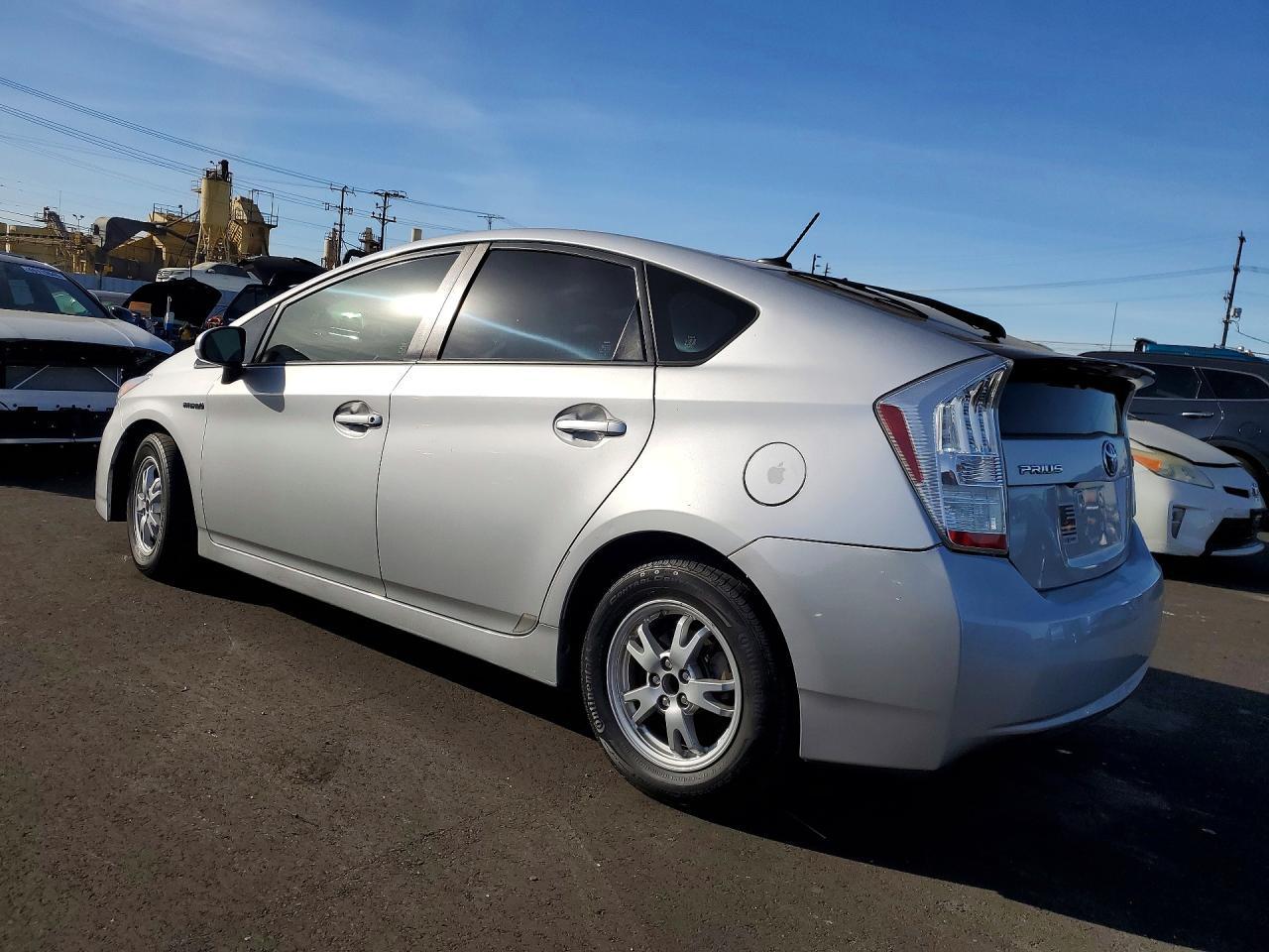 2011 Toyota Prius Three - Фото 2