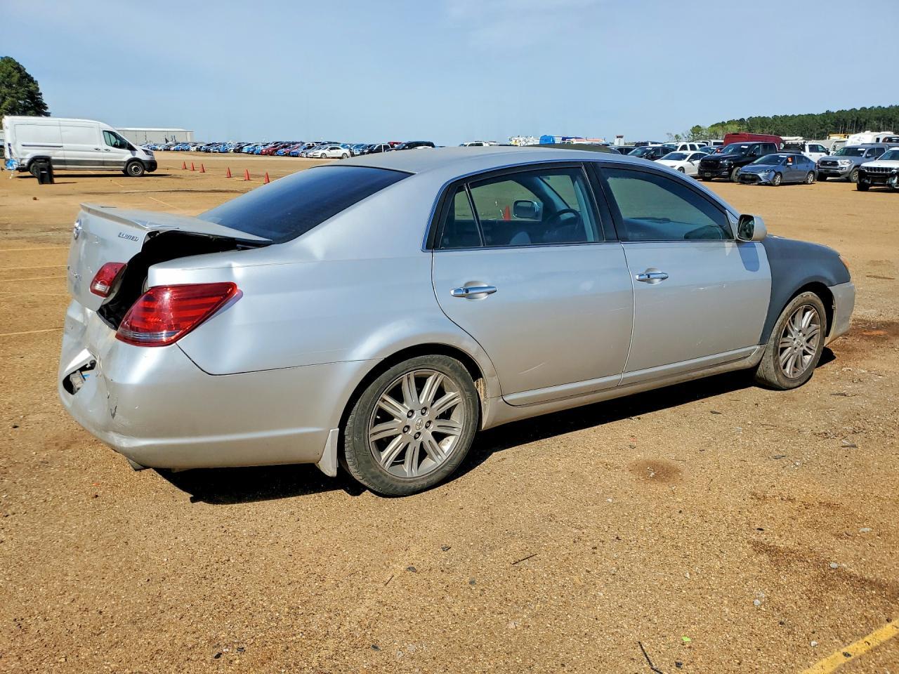 2008 Toyota Avalon Limited - Image 3