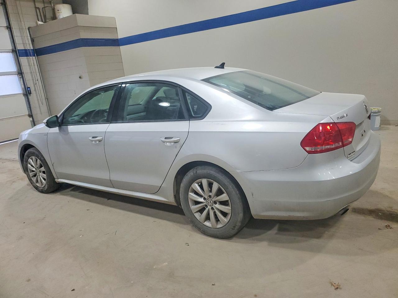 2015 Volkswagen Passat S - Фото 2