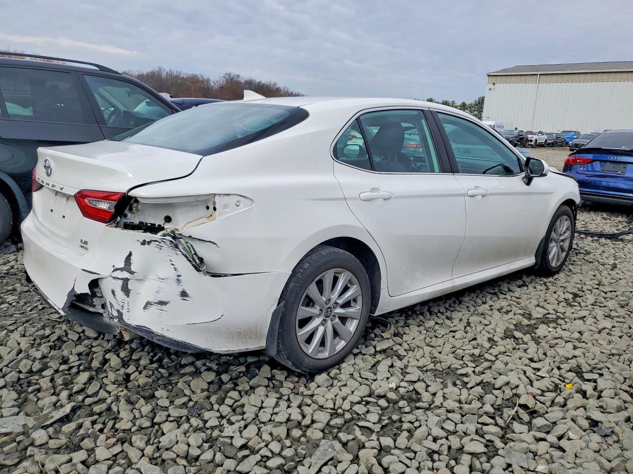 2020 Toyota Camry Le - Фото 3