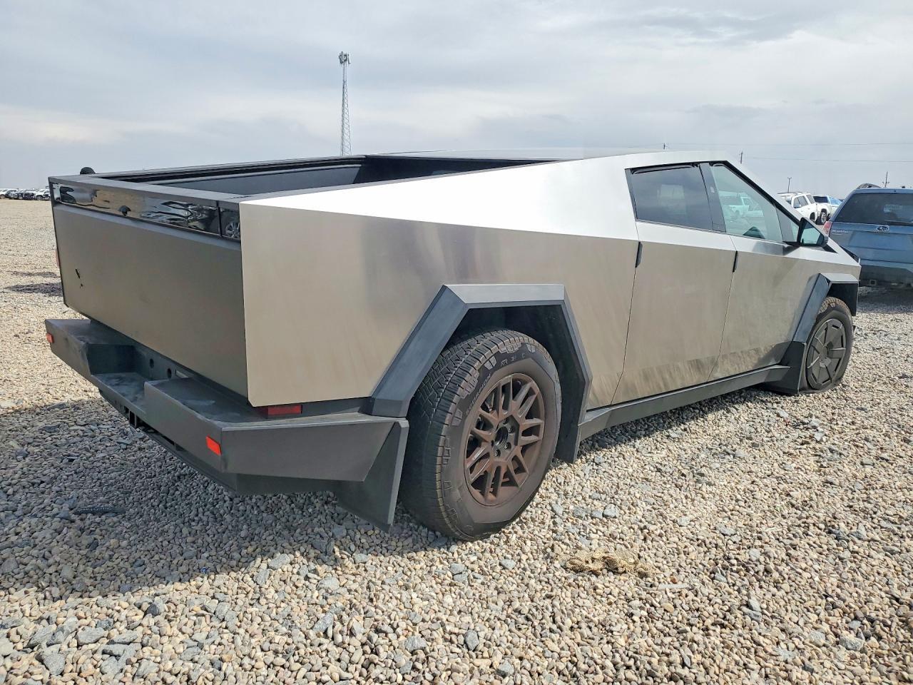 2025 Tesla Cybertruck - Фото 3