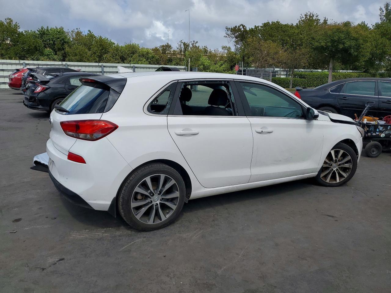 2018 Hyundai Elantra Gt Base - Image 3