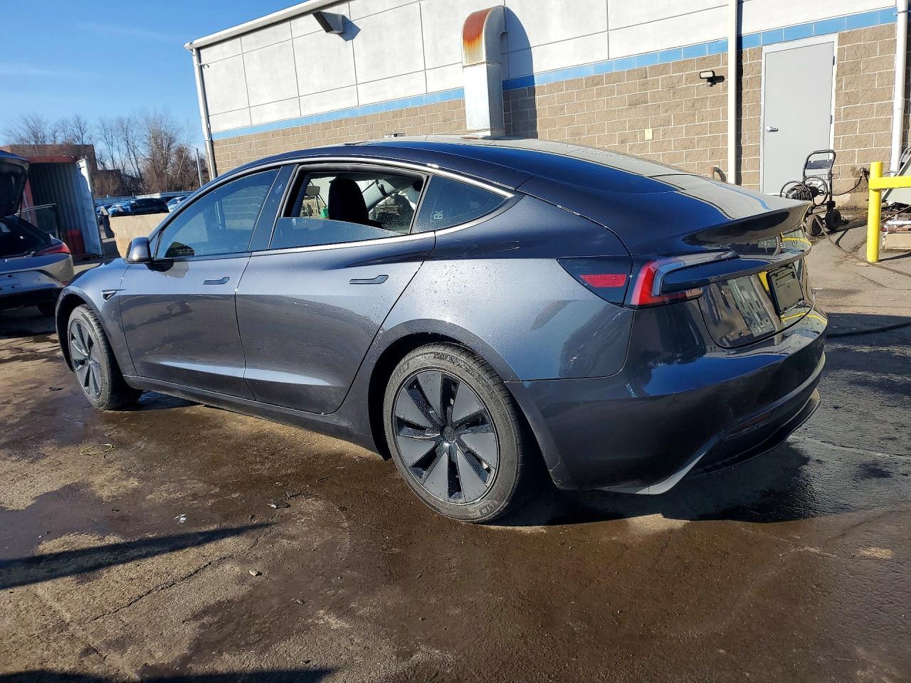 2025 Tesla Model 3 - Фото 2