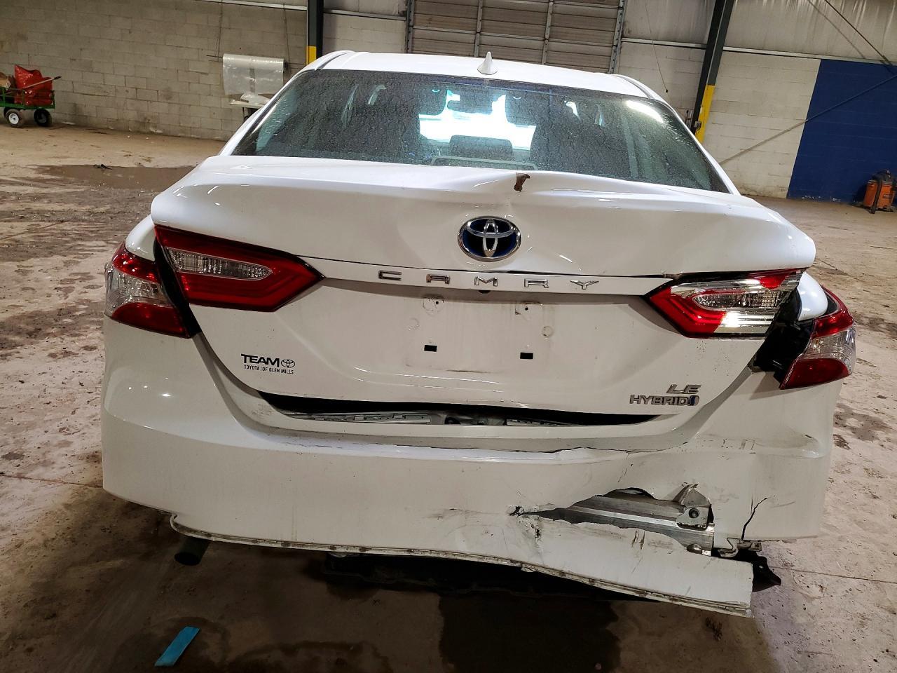 2019 Toyota Camry Hybrid Le - Image 6