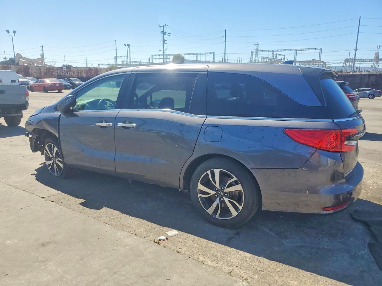 2021 Honda Odyssey Touring - Image 2
