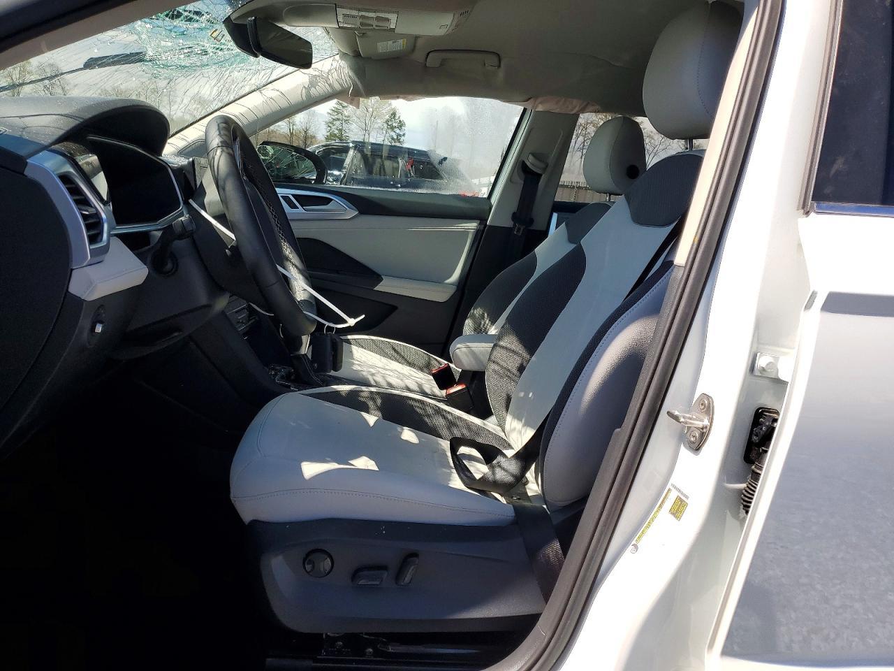 2025 Volkswagen Taos Se - Image 7