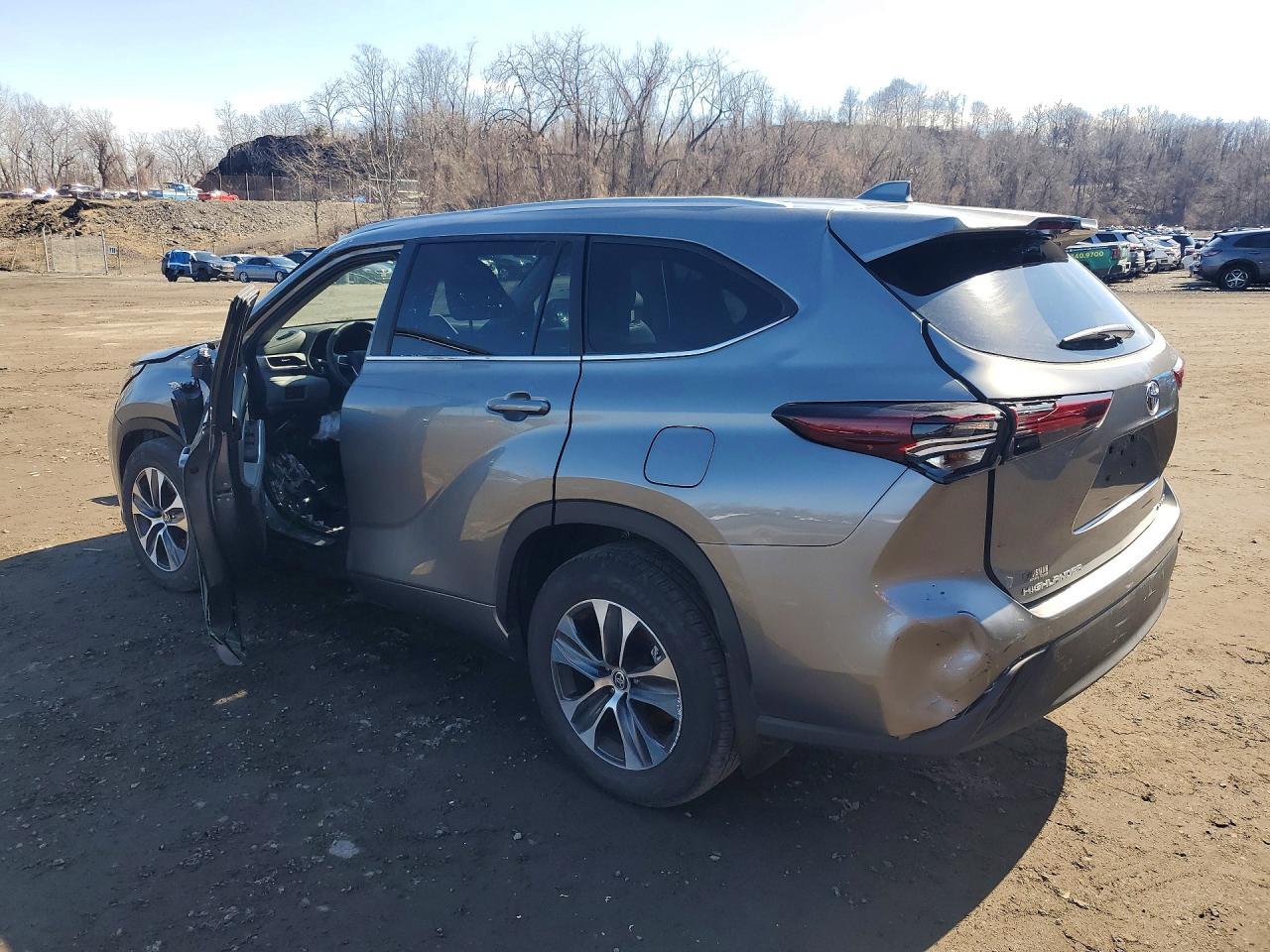 2025 Toyota Highlander Xle - Image 2