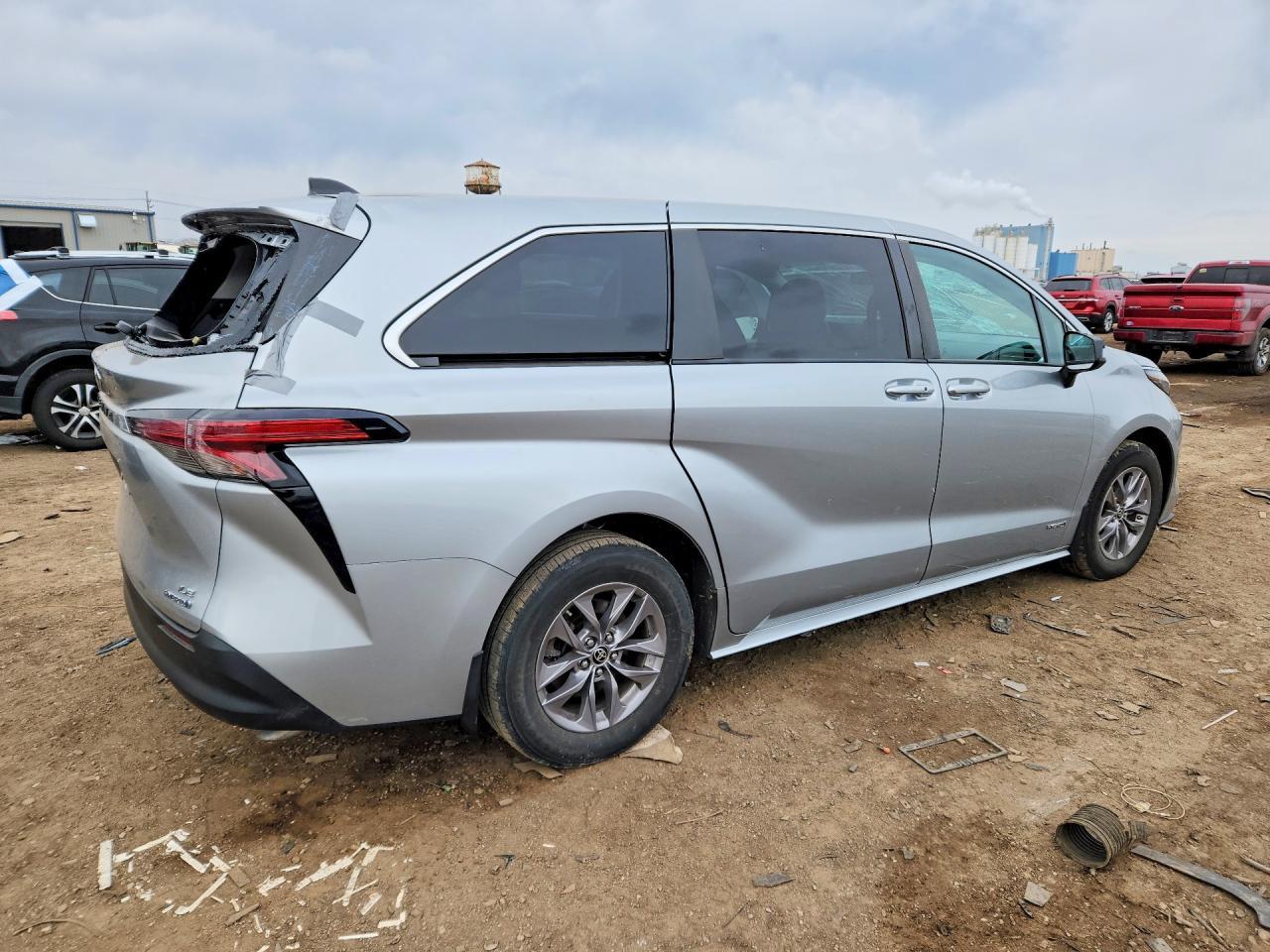 2021 Toyota Sienna Le 8-Passenger - Image 3