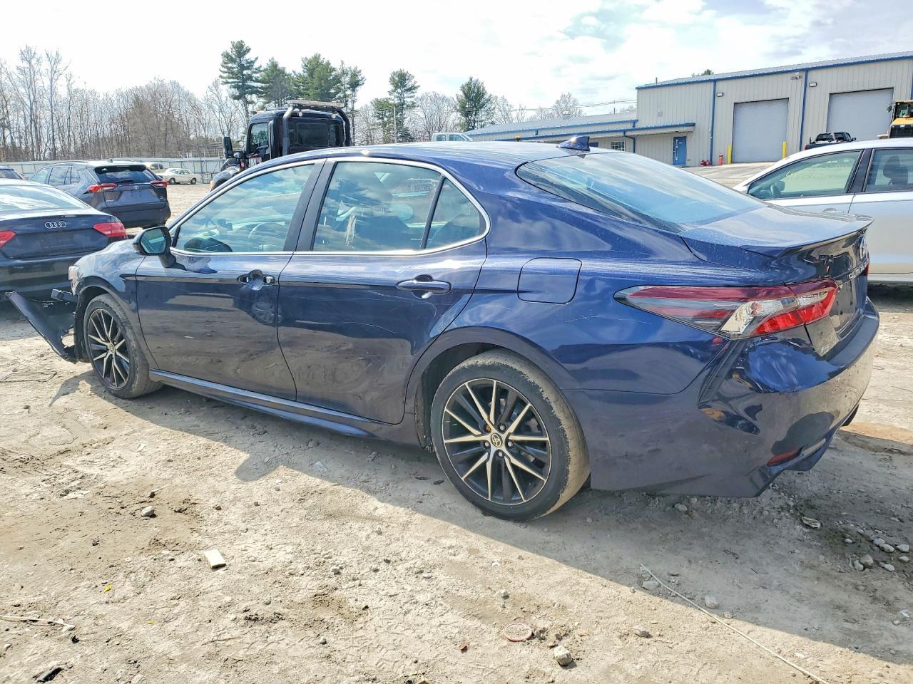 2021 Toyota Camry Se - Фото 2