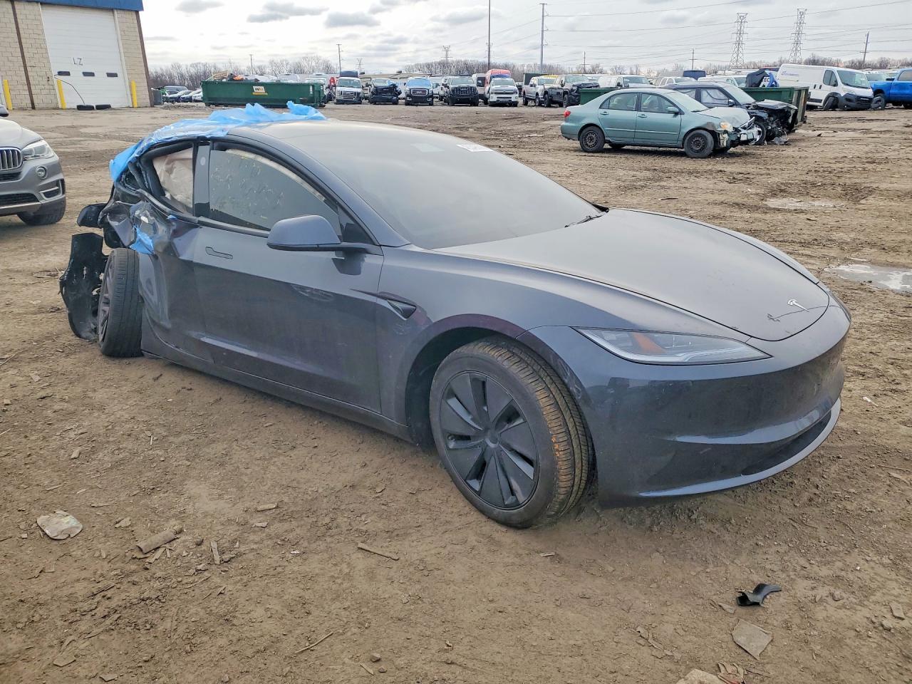 2025 Tesla Model 3 - Фото 4