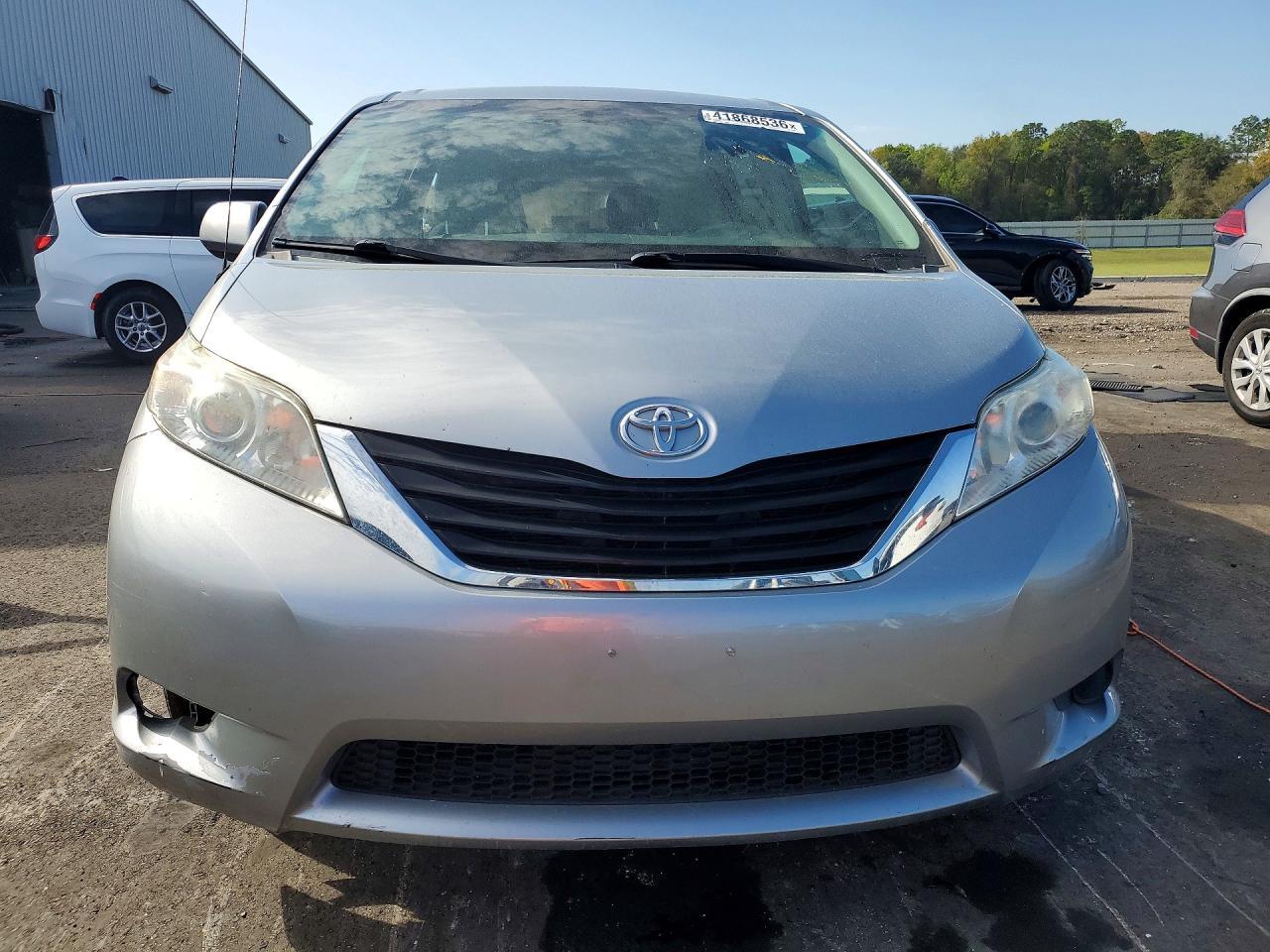 2014 Toyota Sienna Le 8-Passenger - Image 5