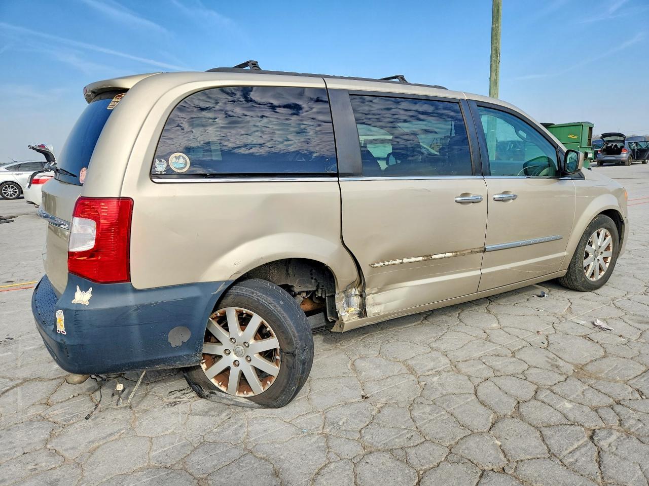 2012 Chrysler Town & Country Touring L - Фото 3