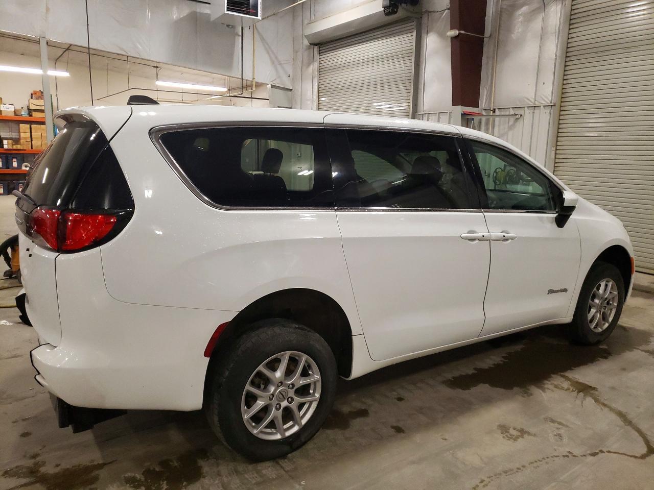 2022 Chrysler Voyager Lx - Image 3