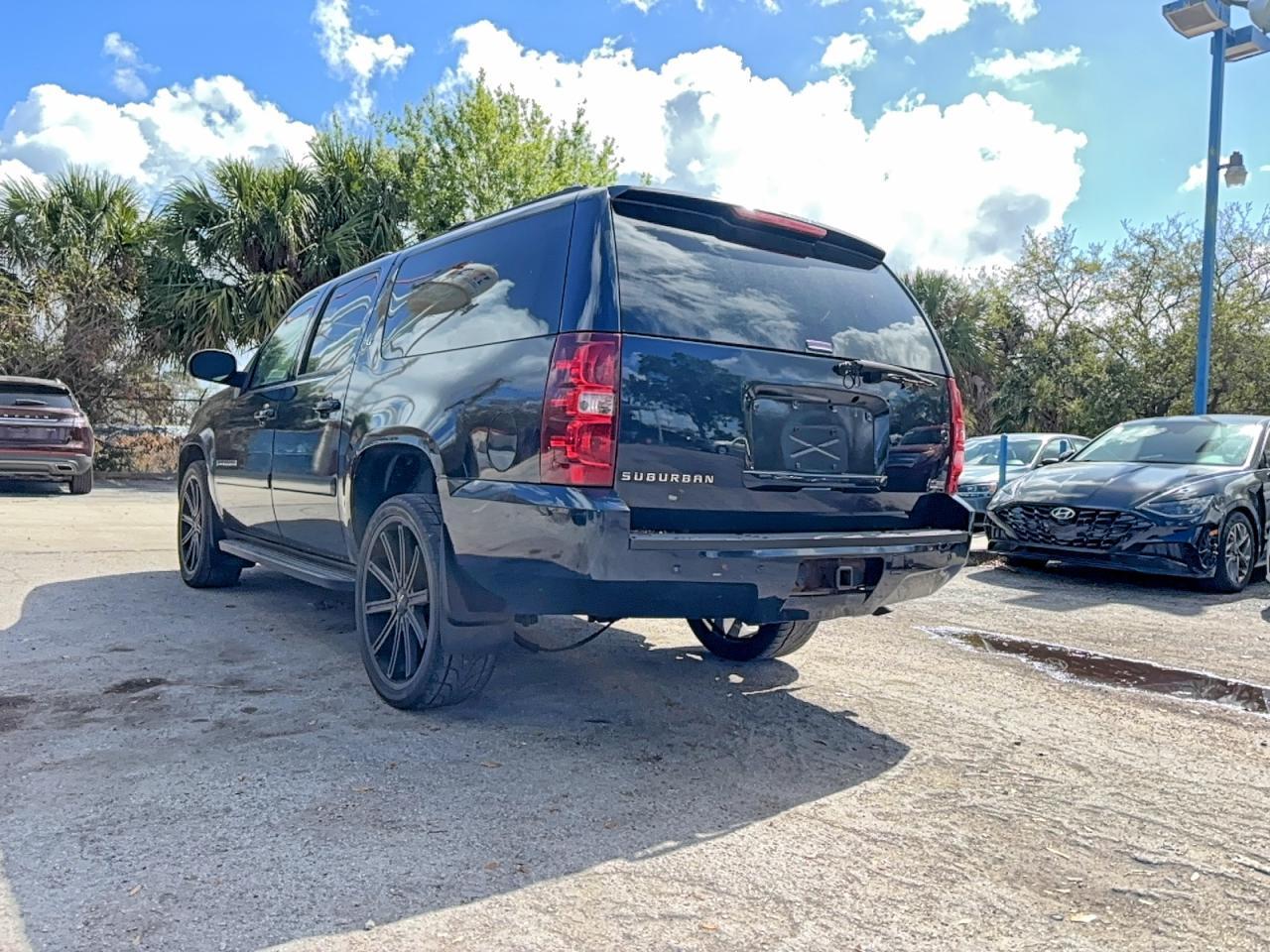 2007 Chevrolet Suburban K1500 - Image 3