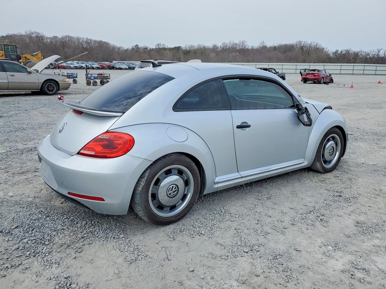 2015 Volkswagen Beetle 1.8T - Image 3
