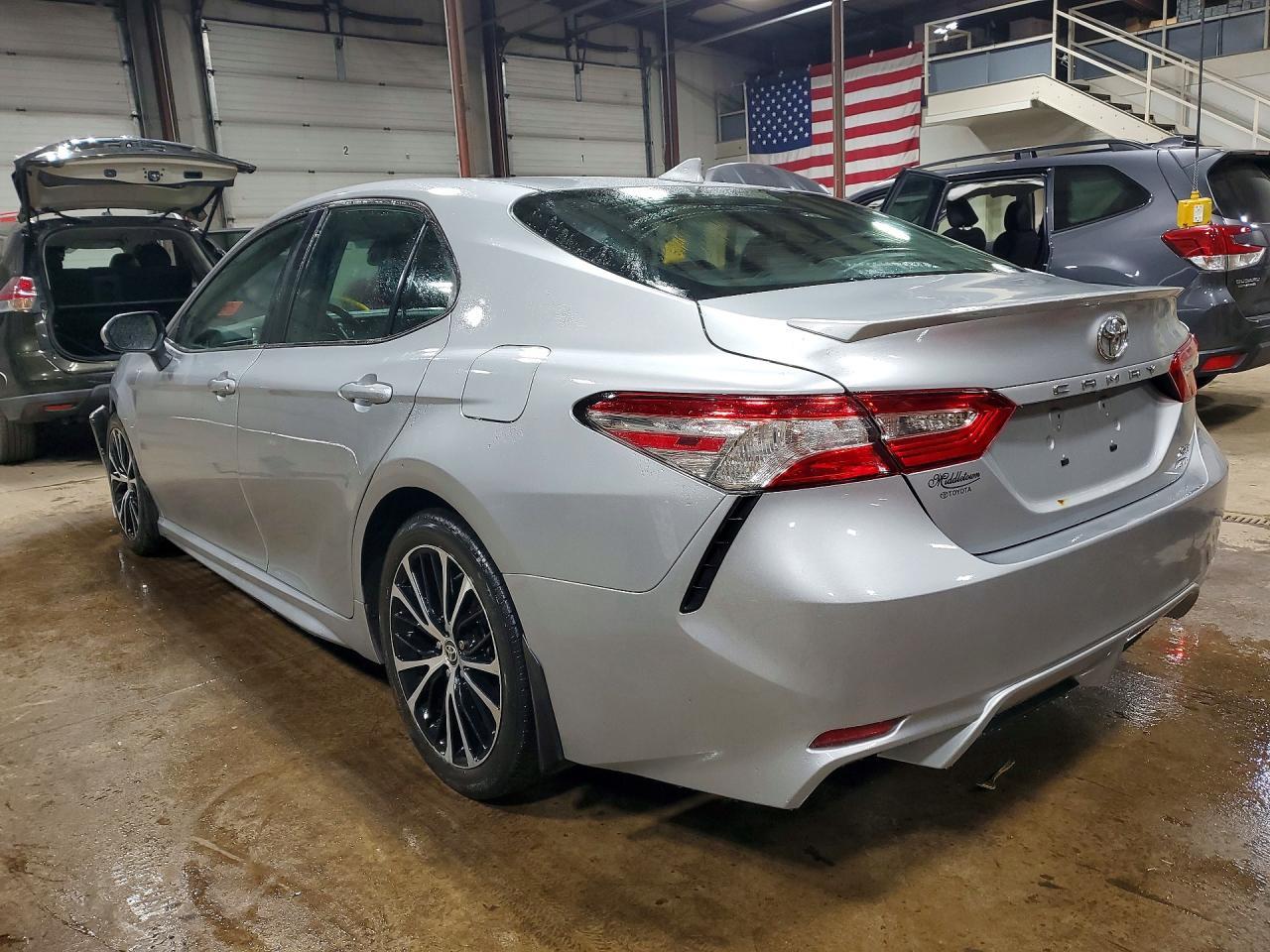 2020 Toyota Camry Se - Фото 2