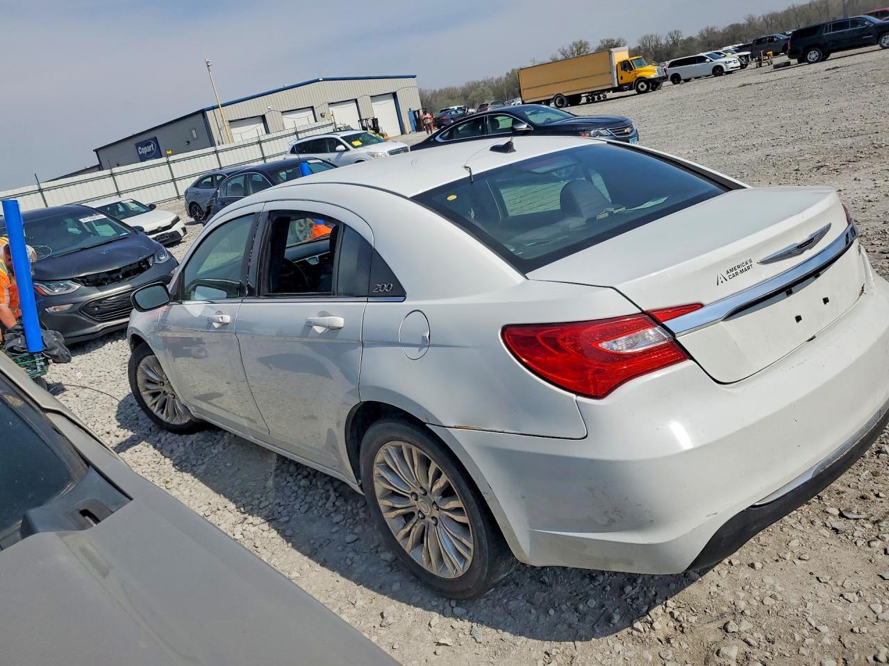2013 Chrysler 200 Lx - Image 2