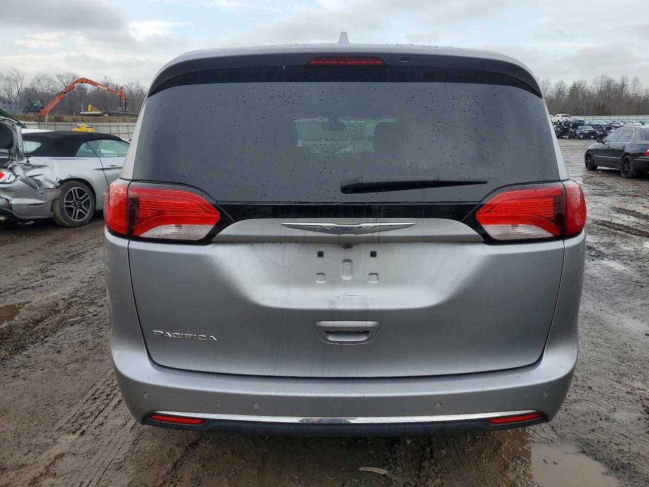 2017 Chrysler Pacifica Touring L - Image 6
