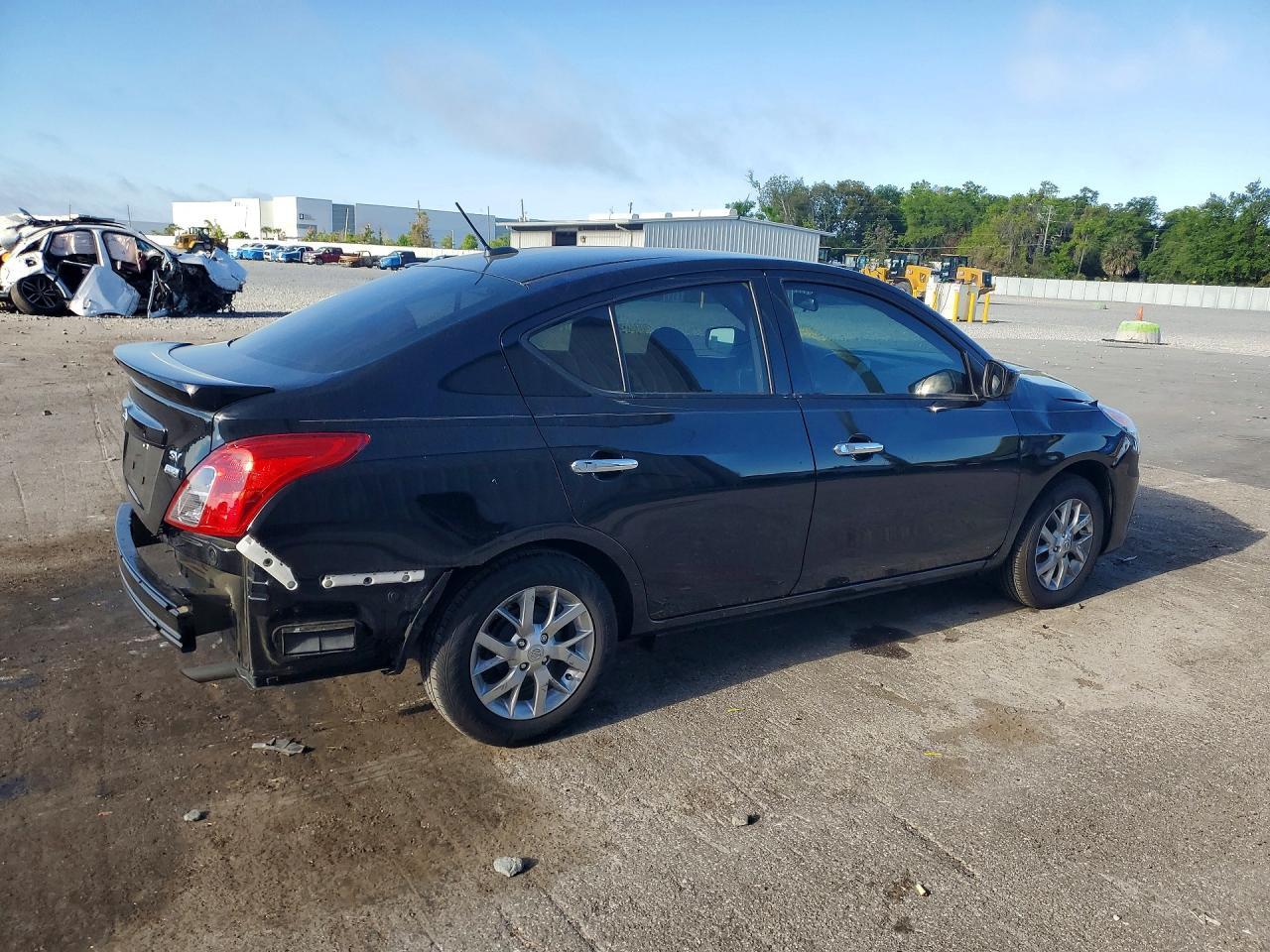 2018 Nissan Versa Sv - Image 3