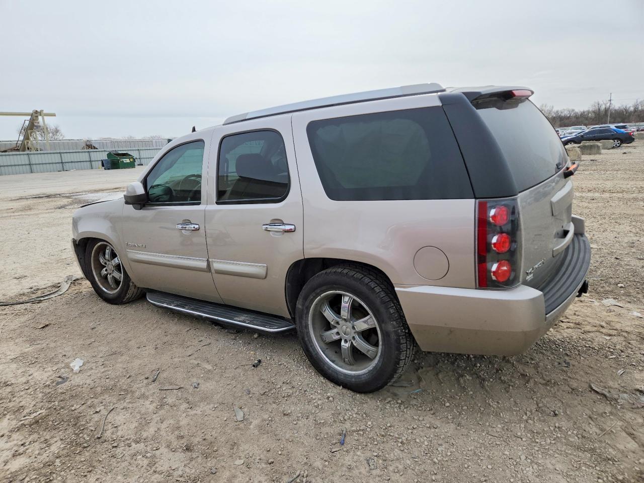 2007 GMC Yukon Denali - Image 2
