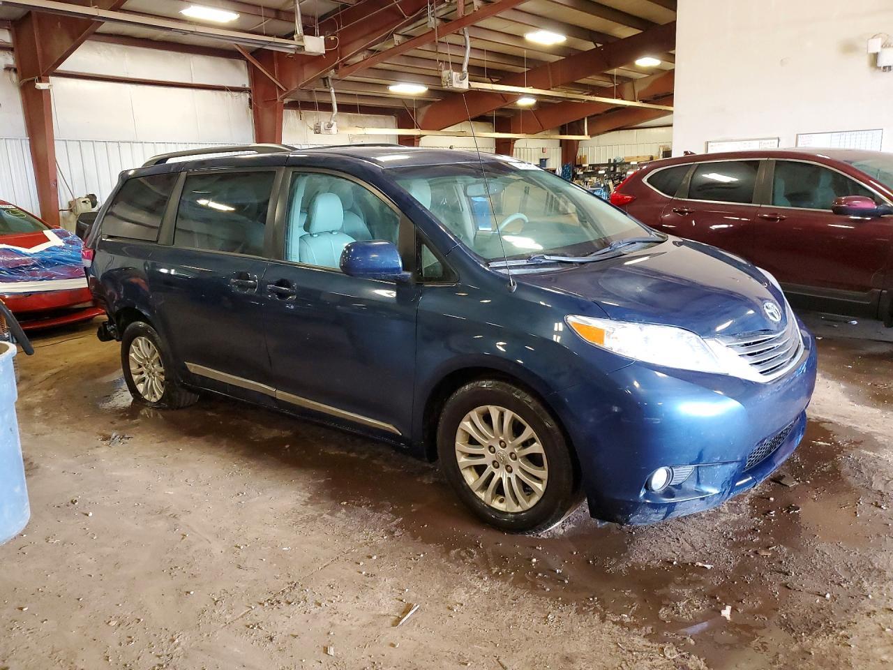 2012 Toyota Sienna Xle 8-Passenger - Фото 4