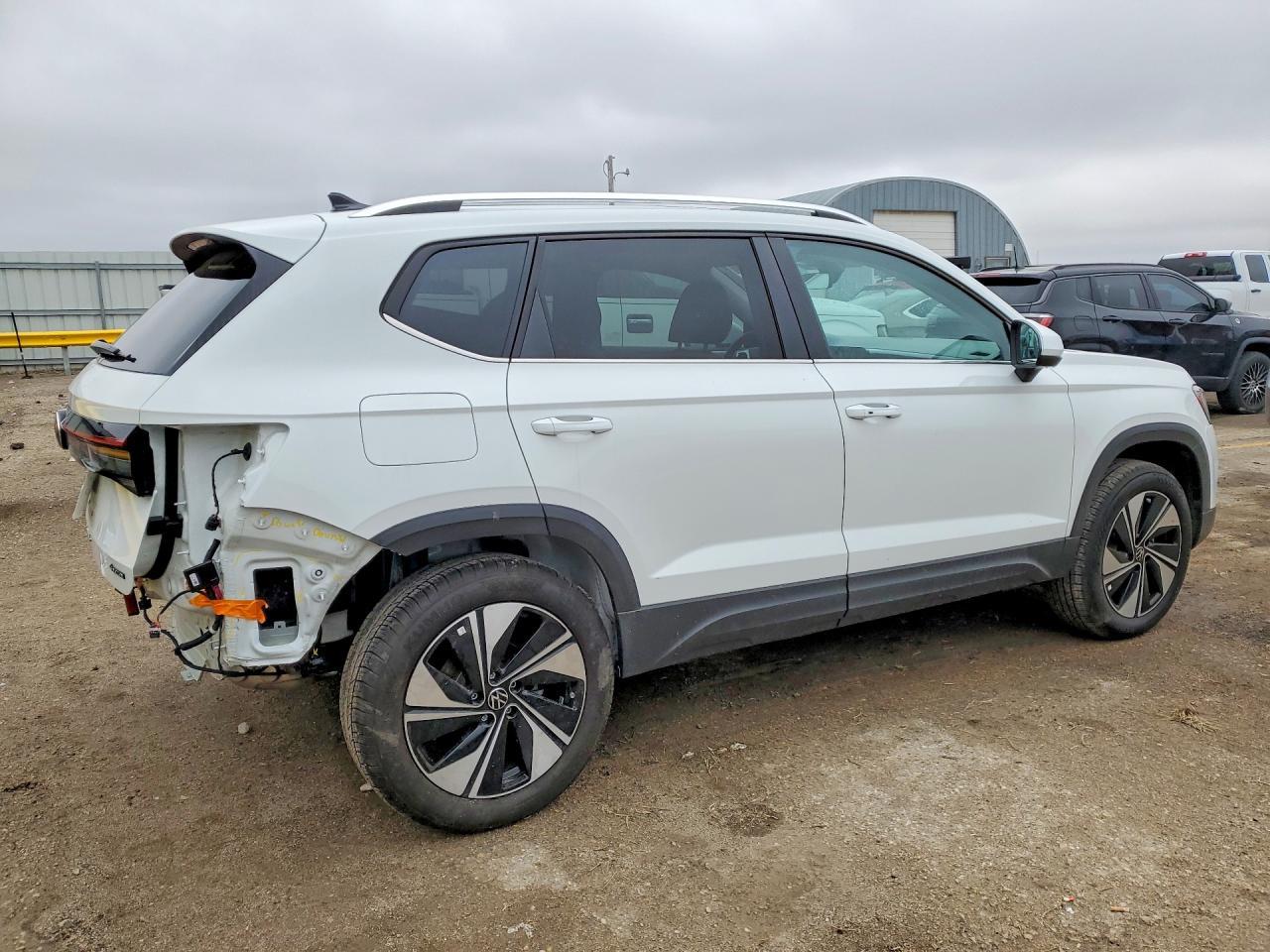 2025 Volkswagen Taos Se - Image 3