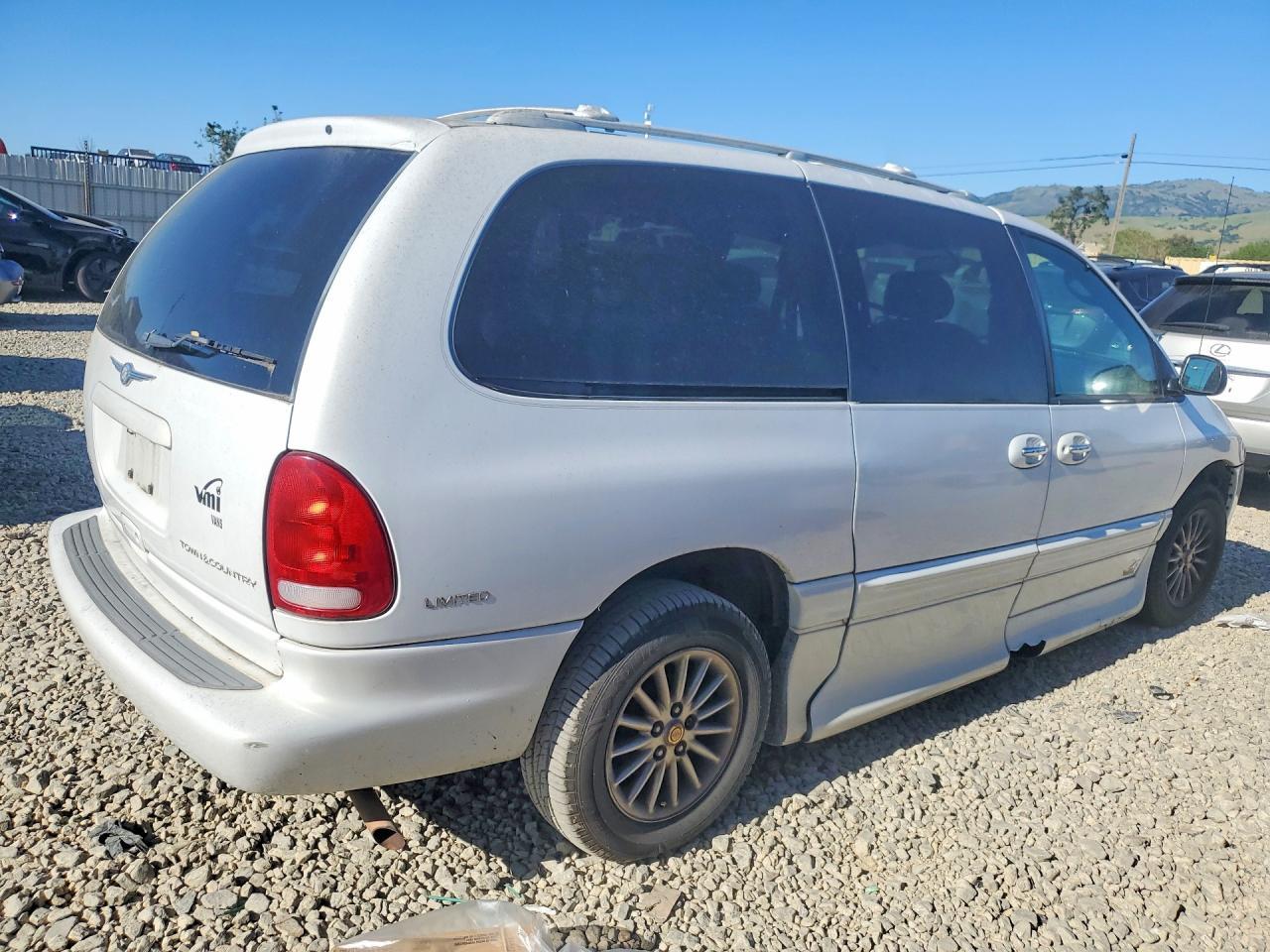 2000 Chrysler Town & Country Limited - Фото 3