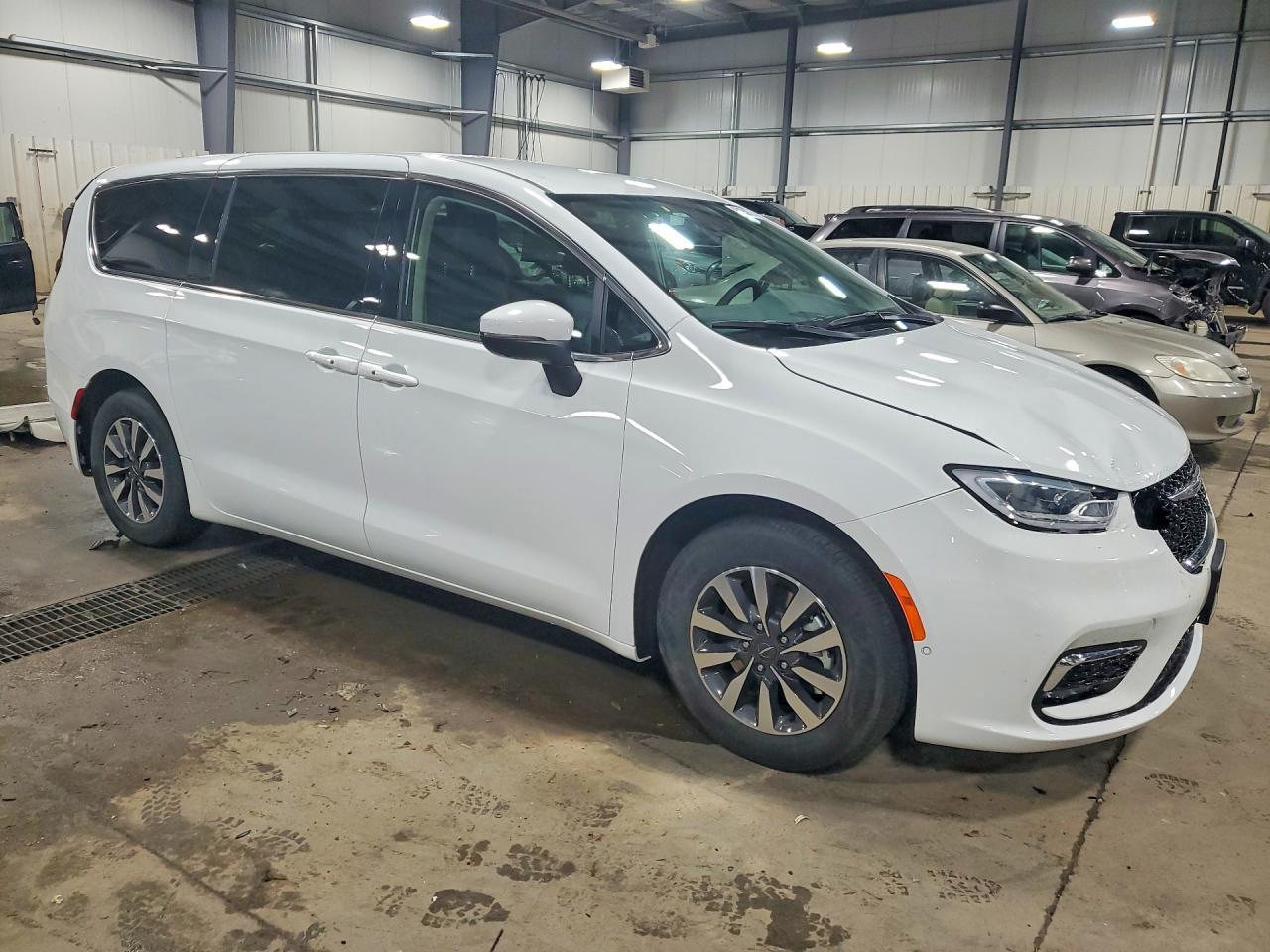 2023 Chrysler Pacifica Hybrid Touring L - Image 4