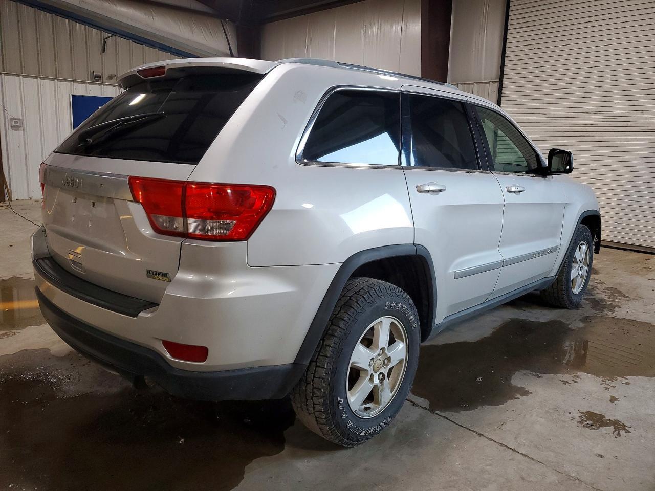 2011 Jeep Grand Cherokee Laredo - Image 3