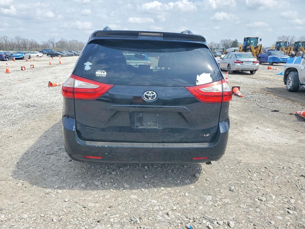 2015 Toyota Sienna Le 8-Passenger - Image 6