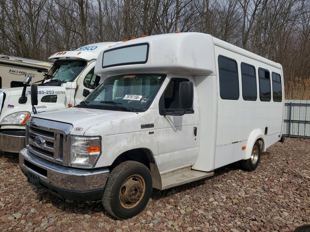 2018 Ford Econoline E350 Super Duty Cutaway Van - Фото 2