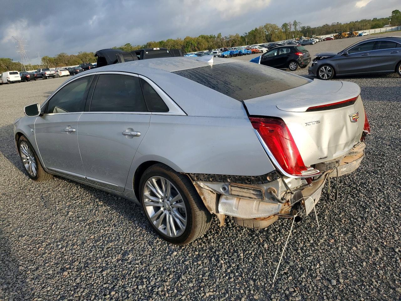 2018 Cadillac Xts Luxury - Image 2