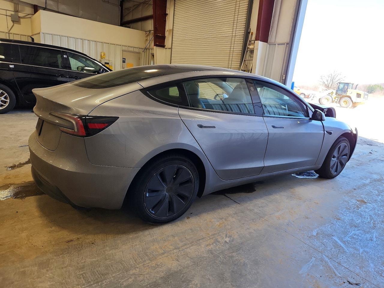 2025 Tesla Model 3 - Фото 3