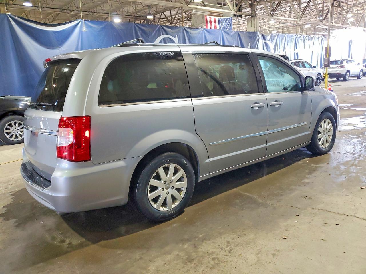 2016 Chrysler Town & Country Touring - Image 3