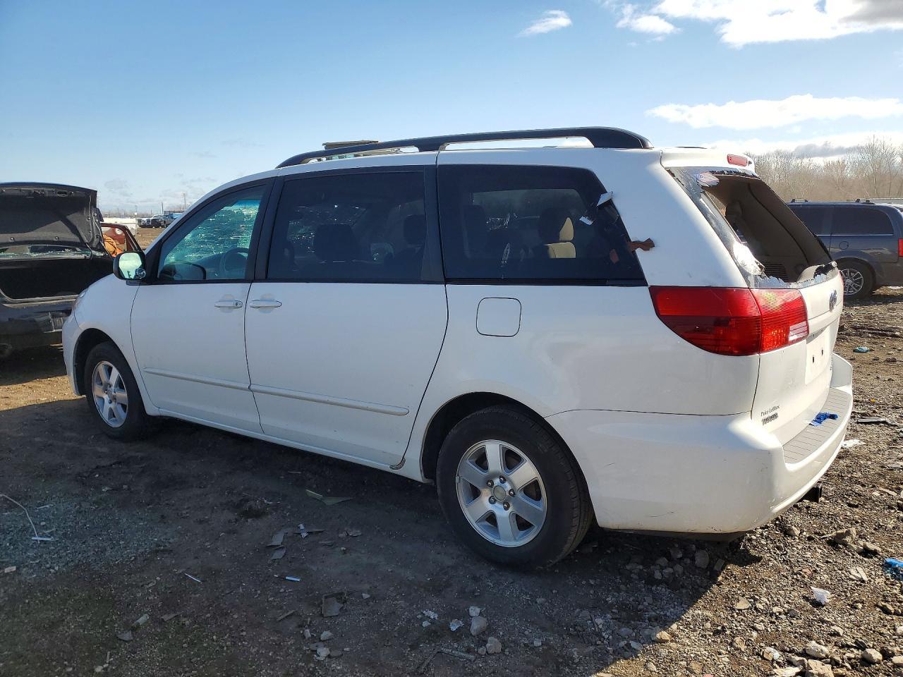 2004 Toyota Sienna Le 8 Passenger - Image 2