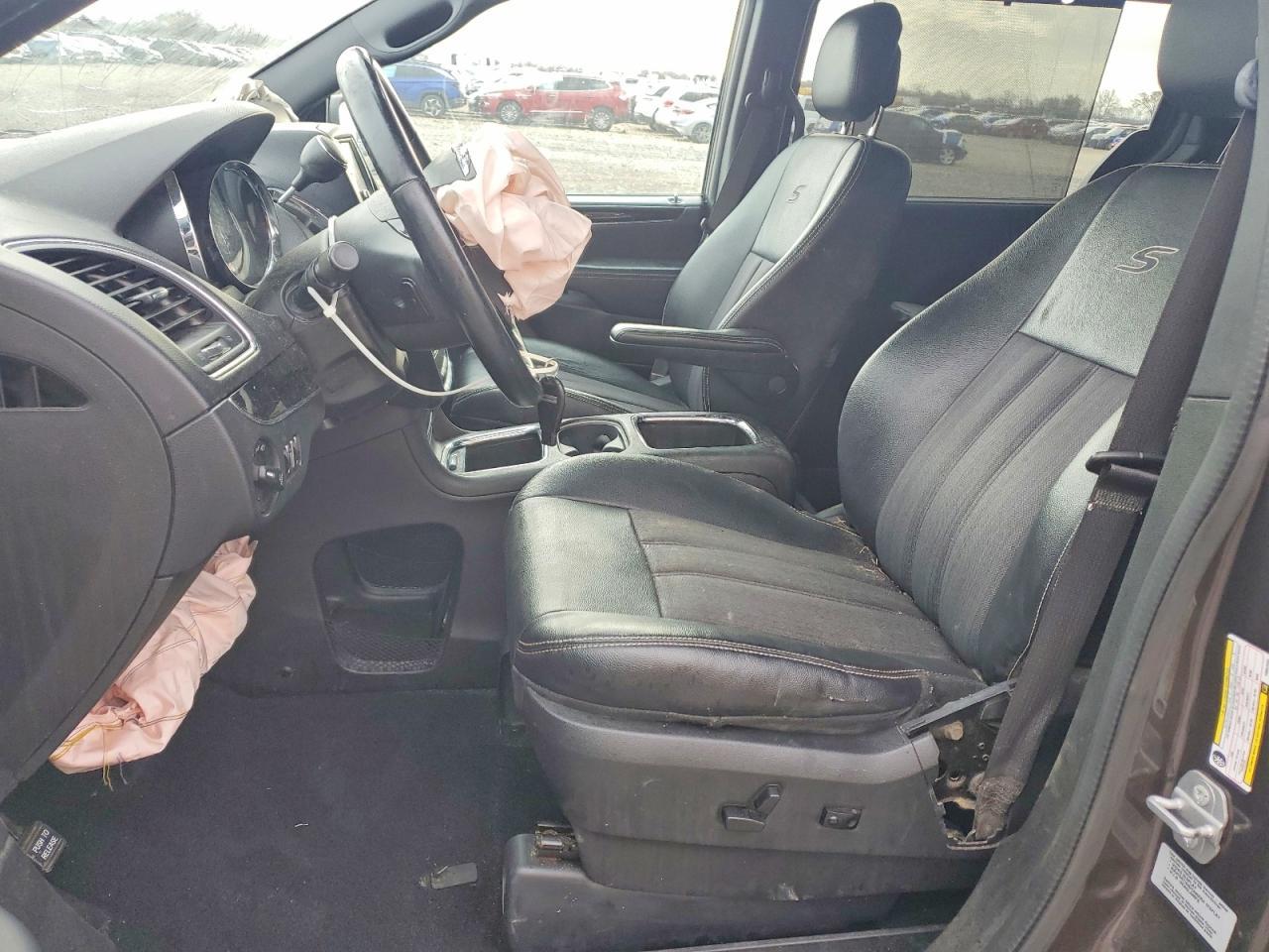 2015 Chrysler Town & Country S - Фото 7