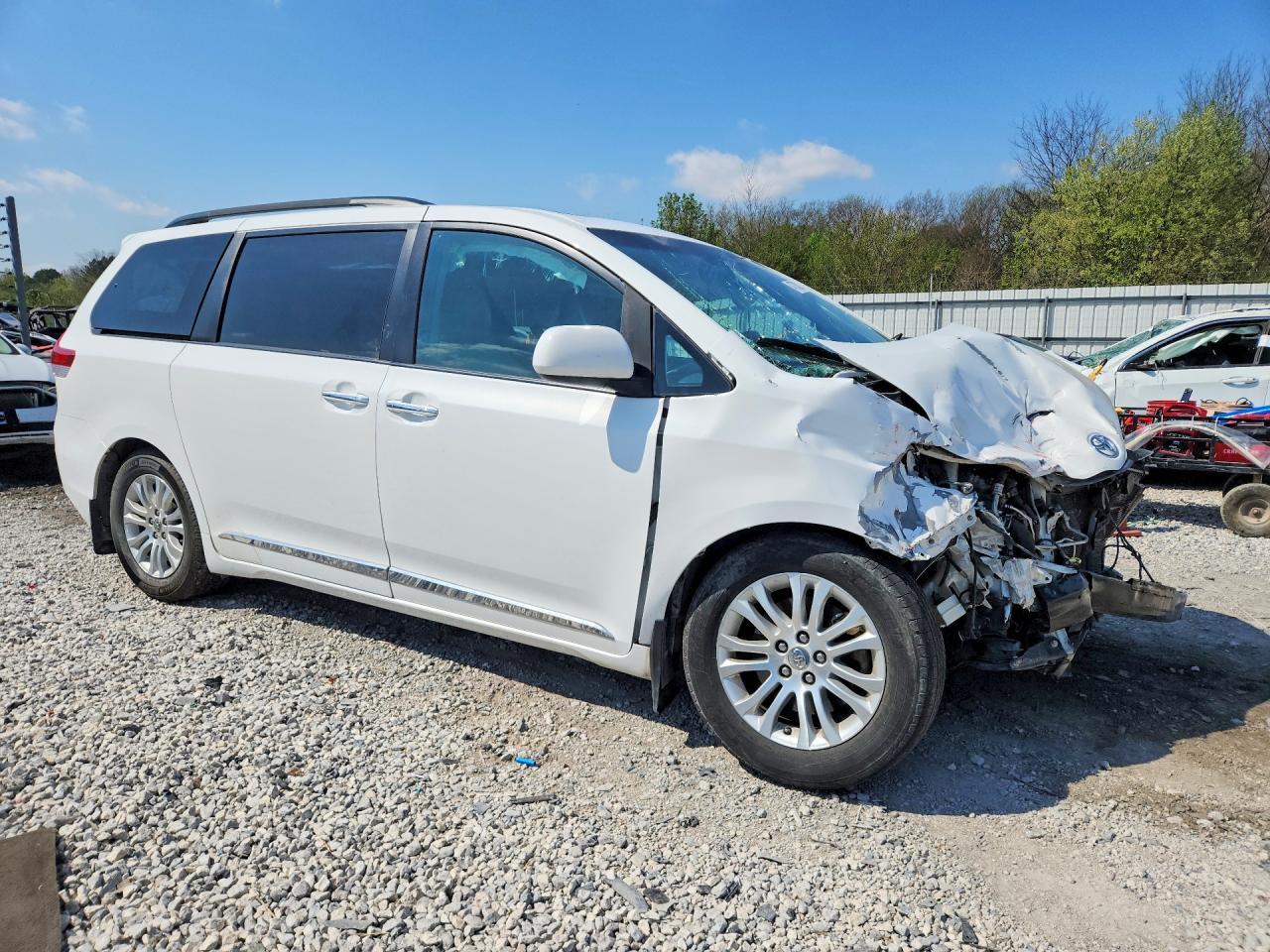 2011 Toyota Sienna Xle 8-Passenger - Фото 4