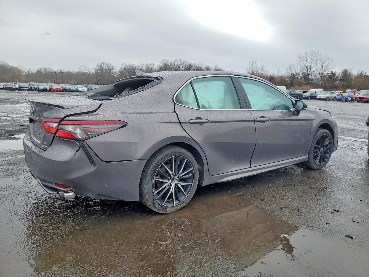 2022 Toyota Camry Se - Image 3